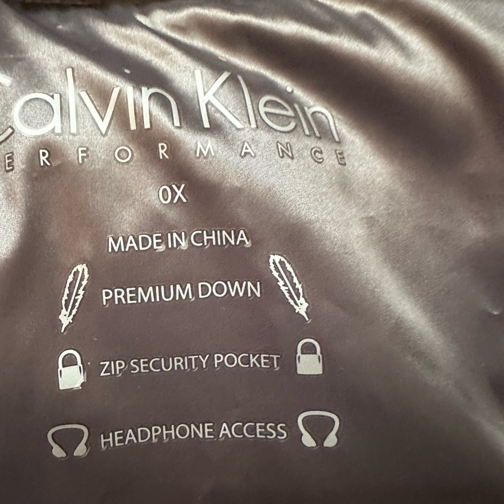 Calvin Klein Performance sleeveless vest with headphone access - Picture 8 of 9